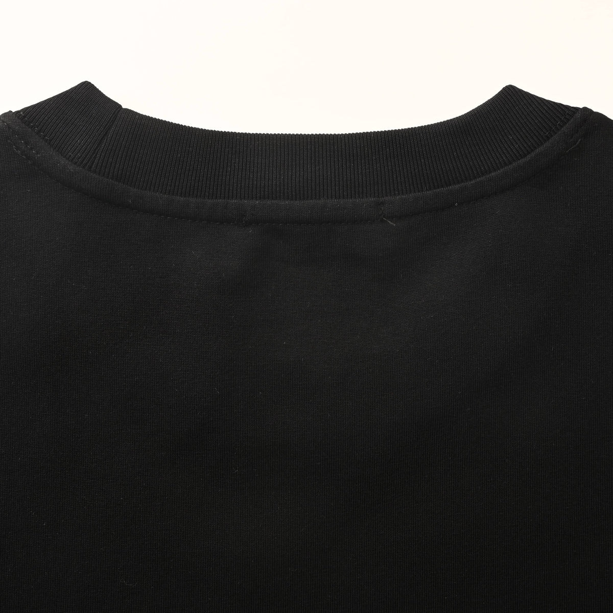 Christian Dior Classic Bee Embroidery T-Shirt with Woven Tape Detailing and Short Sleeves for Smart-Casual Outfits