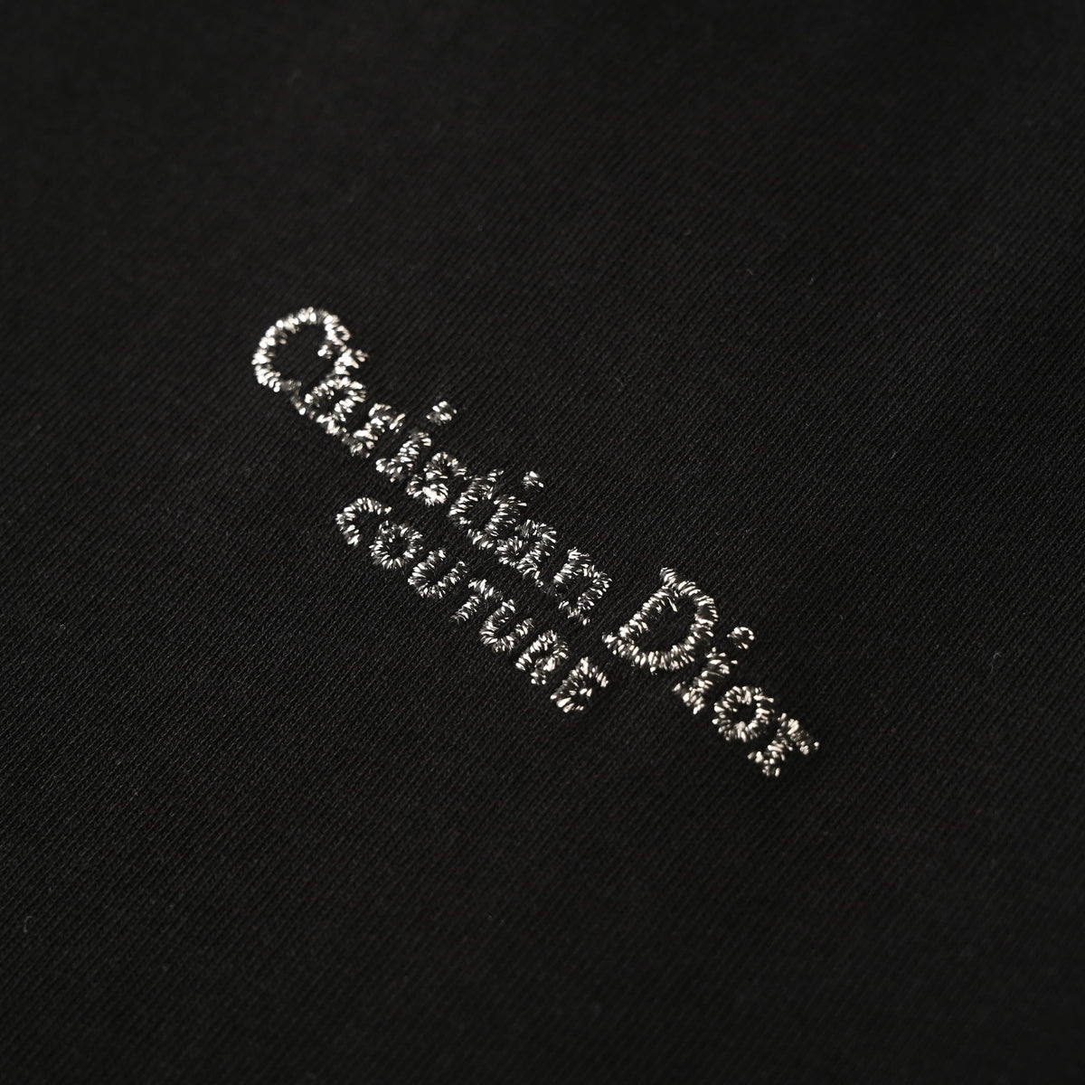 Christian Dior Left-Chest Letter Embroidered T-Shirt with Silver-Tone Thread and Short Sleeves for Casual Layering